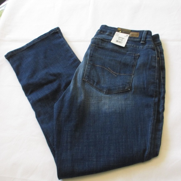 NWT - LEE  "Curvy Fit" BootCut jeans  -  sz   18 Short-  MSRP  $50.00 - Picture 1 of 3